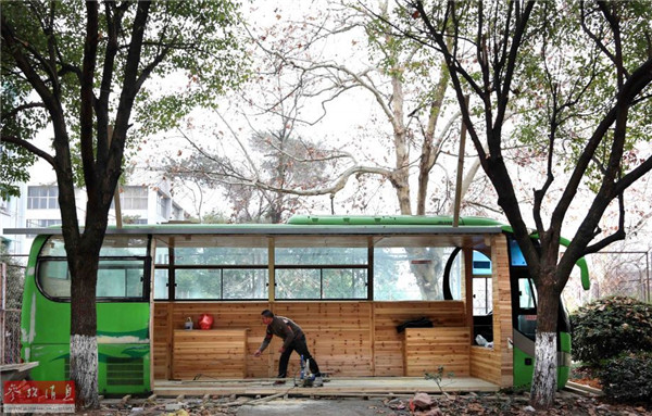 創(chuàng)意公交車站候車亭二